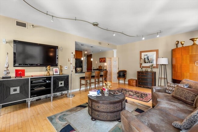 Building Photo - 57 E Delaware Pl