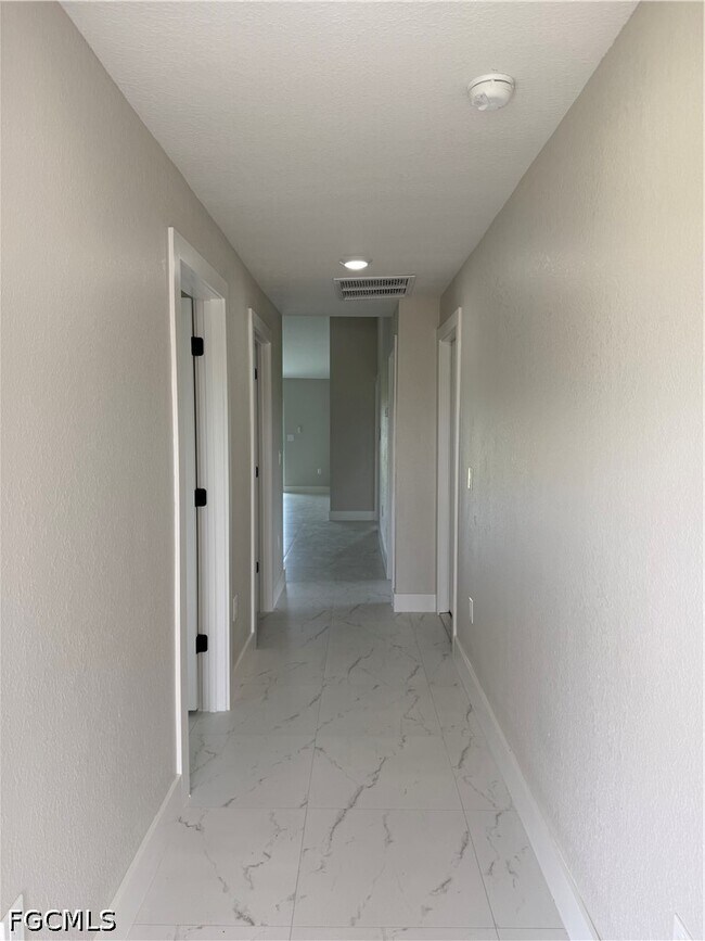 Foto del edificio - 364 Petite Ave