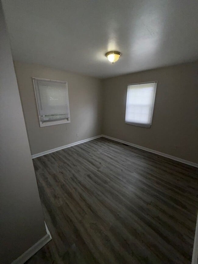 Building Photo - 1214 E Eichel Ave