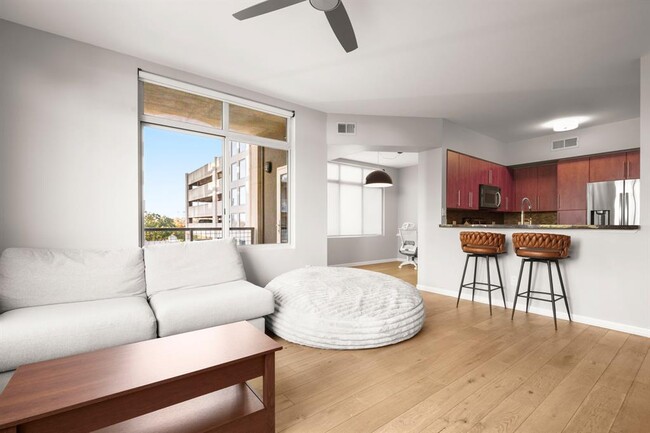 Building Photo - 54 Rainey St