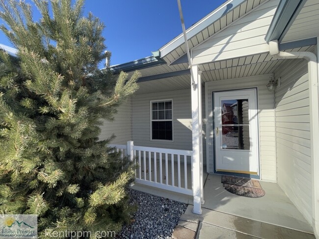 Building Photo - 2260 N Baywing Hawk Pl
