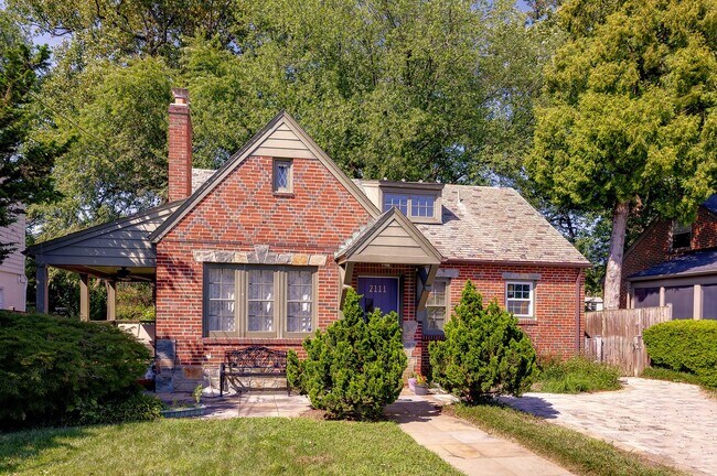 Foto del edificio - Charming 1930s Stone & Brick Cottage – 3BR...