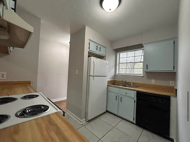 Building Photo - 3234 Nekoma Ln