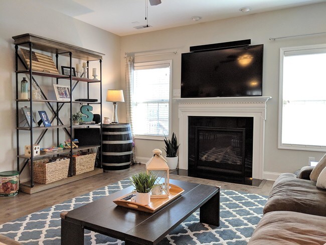 Foto del edificio - 265 Almond Dr