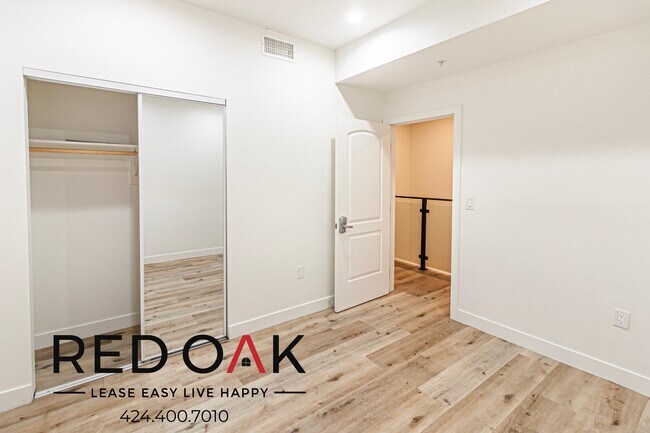 Foto del edificio - 5652 Farmdale Ave