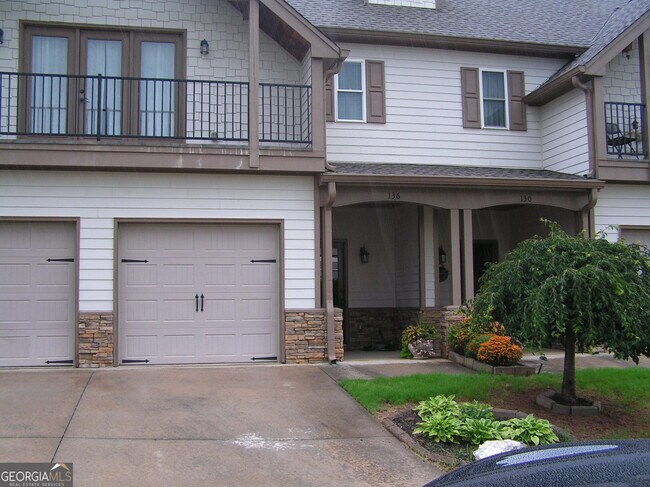 Foto del edificio - 136 Village Dr