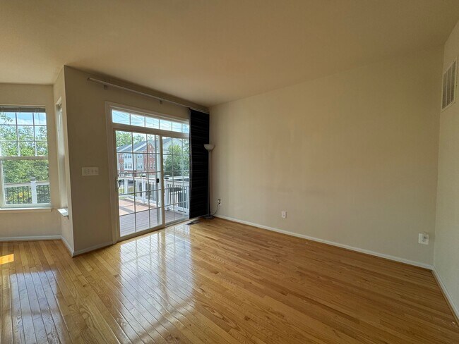 Building Photo - Luxurious 3 Bed 2.5 Bath End-Unit Townhome...