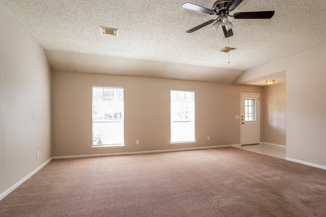 Foto del edificio - 7131 Maple Walk Dr