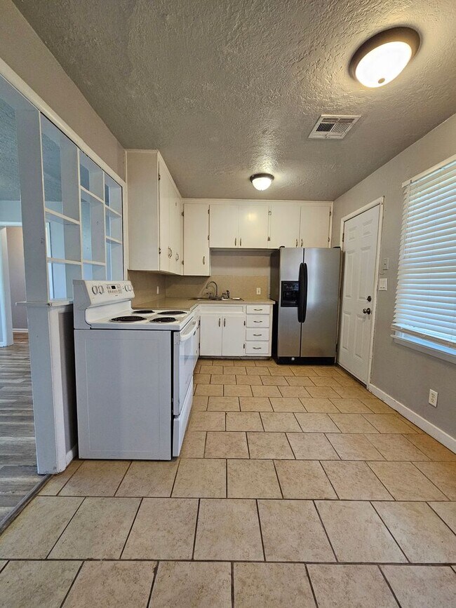 Building Photo - (3) Bed/(1) Bath in Core Norman Avail NOW! Pet Negotiable!