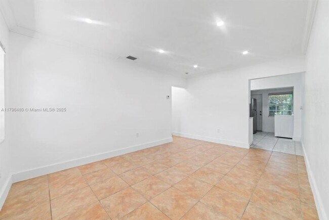 Foto del edificio - 2 bedroom in Miami FL 33150