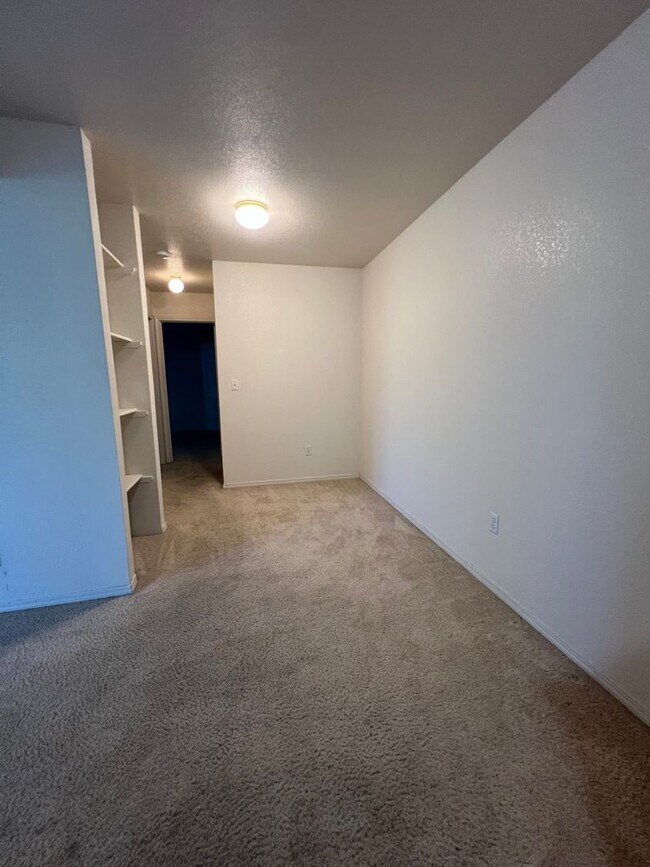 Foto del edificio - 2 Bedroom, 1 Bathroom Apartments - Minutes...