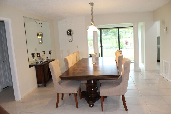 Foto del edificio - 4595 Laurel Tree Rd