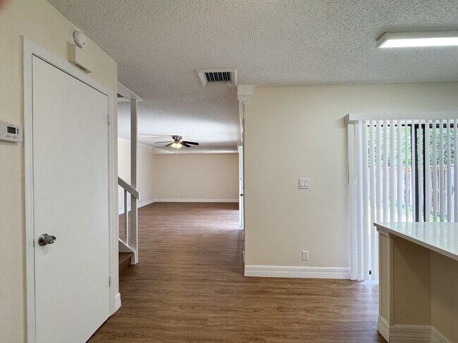 Foto del edificio - Newly Remodeled 2 bedroom 2.5 bath near Millenia Mall