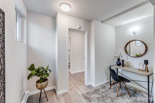 Foto del edificio - Charming updated 3 bed home in Hillman City!