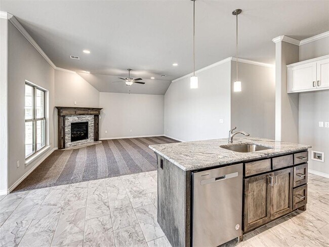Building Photo - 623 Hackberry Ln