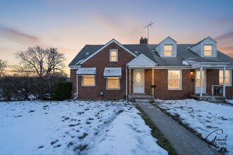 Building Photo - $1300 3 bedrooms