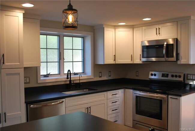 Building Photo - 265 Pine Island Turnpike