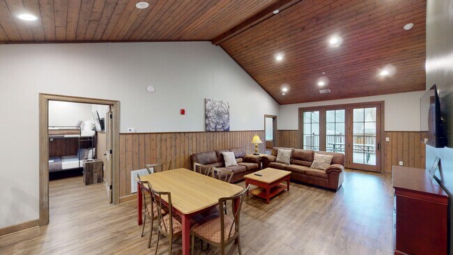 Foto del edificio - Spacious 4 Bedroom Fully Furnished Apartment in Pigeon Forge