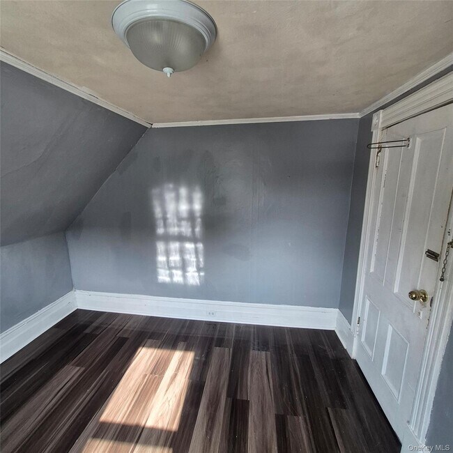 Foto del edificio - 235 Downs St