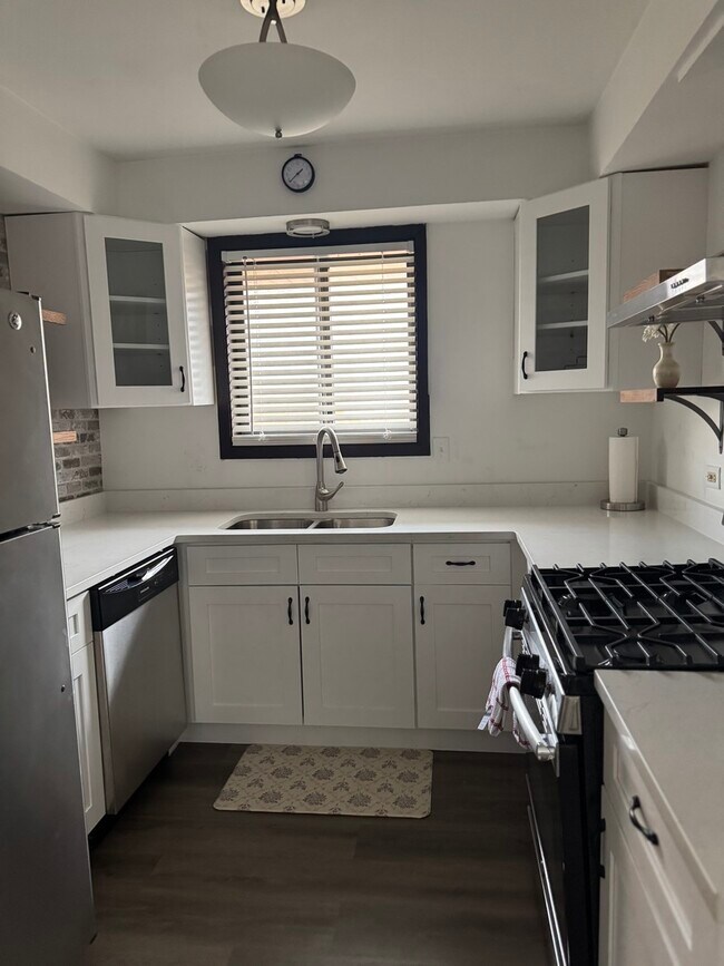 Building Photo - 15744 Lake Dr