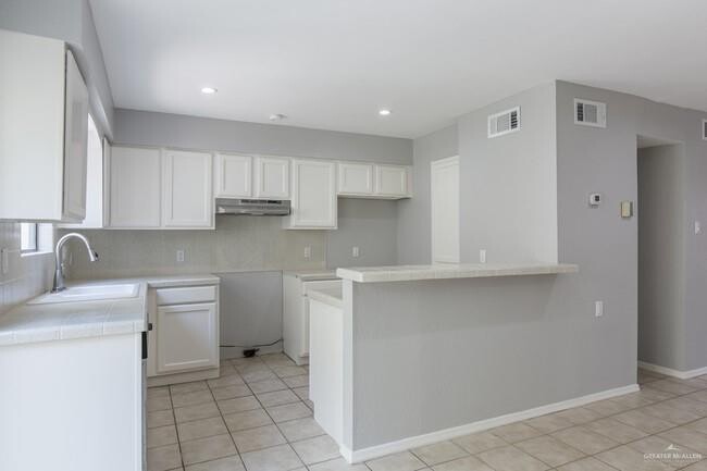 Building Photo - 1121 Redbud Ave