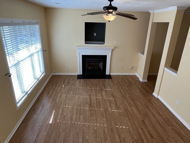 Building Photo - 3 Bedroom Corner Lot home with Great Backy...