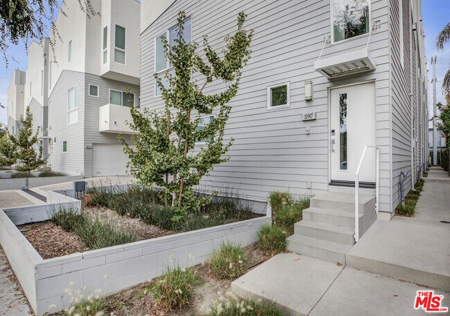 Building Photo - 10907 Otsego St