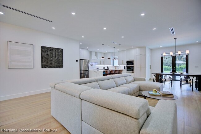 Foto del edificio - 8101 Hampshire Dr