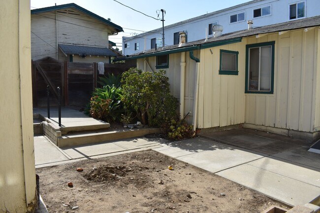 Building Photo - 512-516 N CITRUS AVENUE