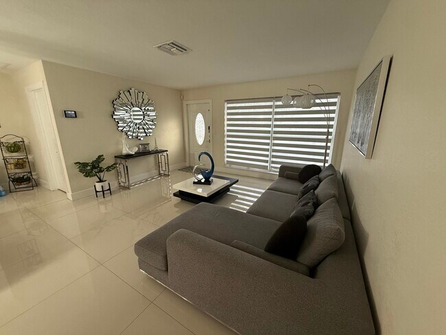 Building Photo - 3139 Egremont Dr