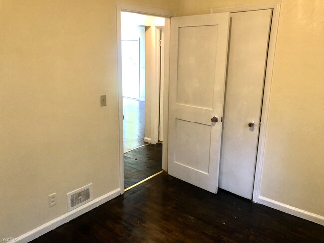 2 br, 1 bath House - 513 W Philadelphia Blvd - 6