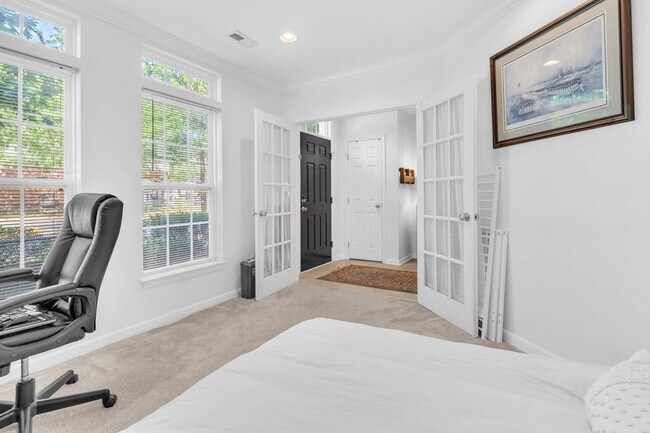 Building Photo - Beautiful 3-level 3 BR 2.5BA Townhome in P...
