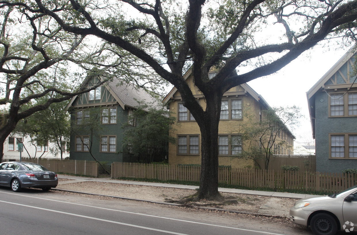 Primary Photo - The Crescent Apartments