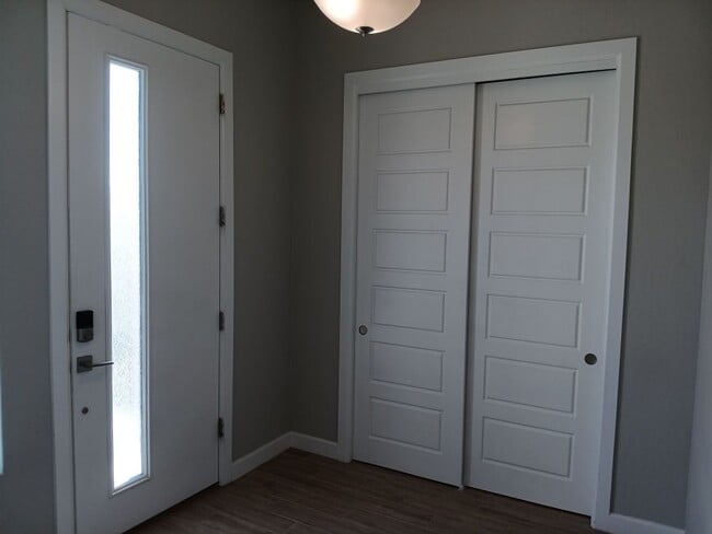 Building Photo - Stunning 4-bedroom, 3.5-bathroom home loca...