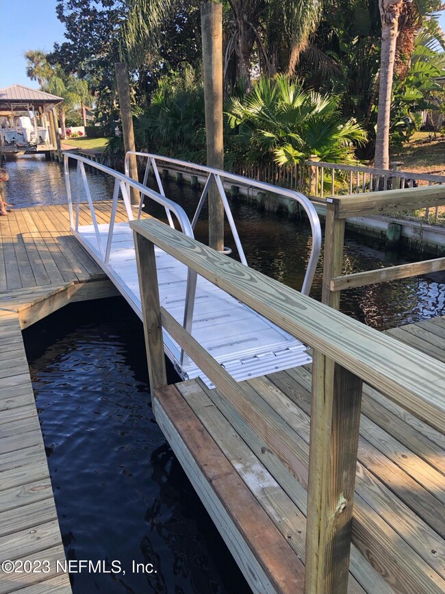 Building Photo - 14615 Lagoon Dr