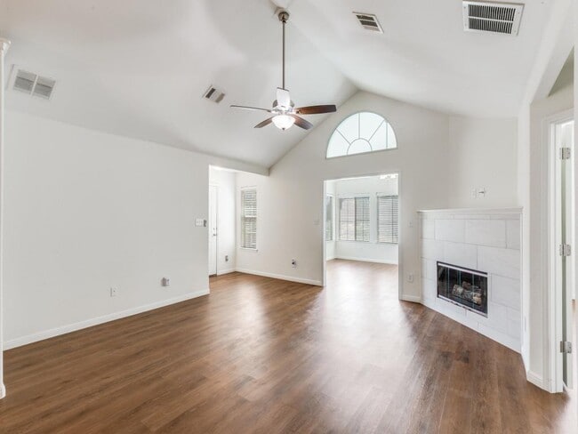 Foto del edificio - 30 Wildwood Dr