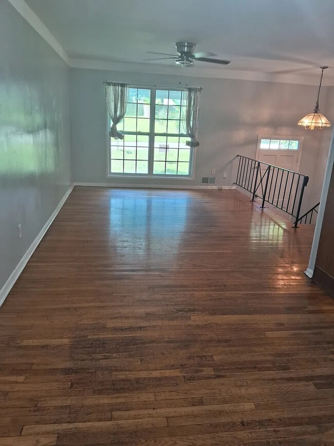 Building Photo - Room in Single Family Home on Shady Oak Dr