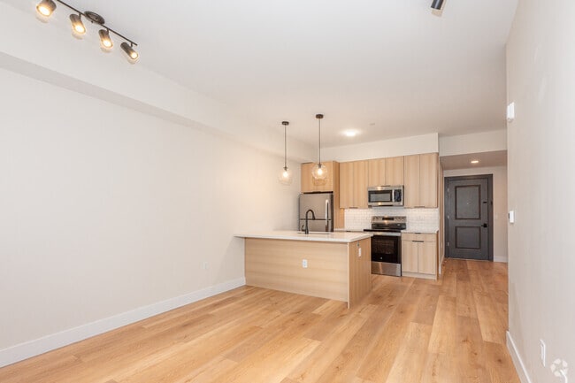 1BR, 1BA - 731SF - Living Room - Overland Crossing