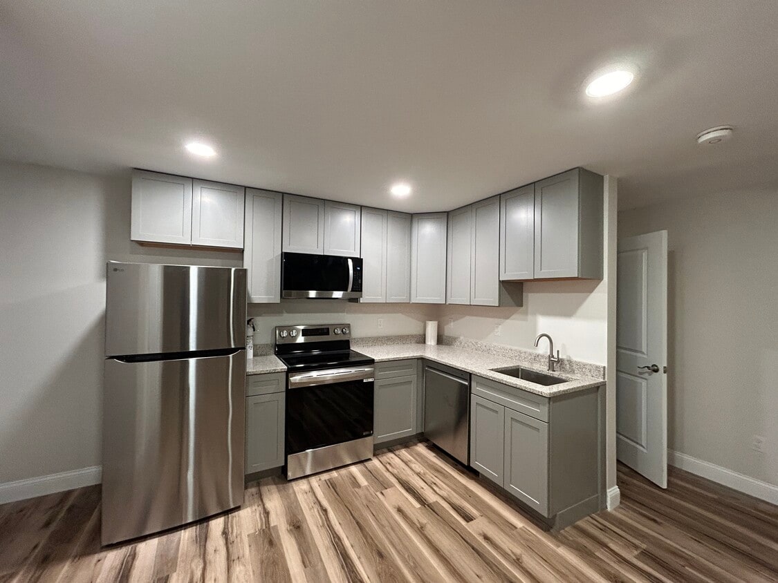 Kitchen - 376 Colchester Ave