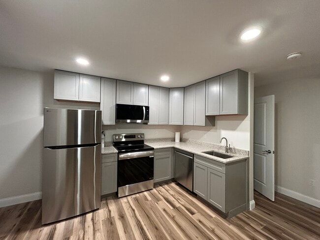 Building Photo - 376 Colchester Ave