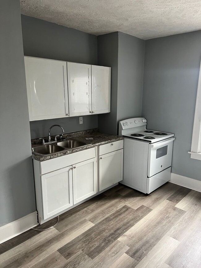 Foto del edificio - 3 Bed / 1.5 Bath Updated Home with Off-Street Parking!