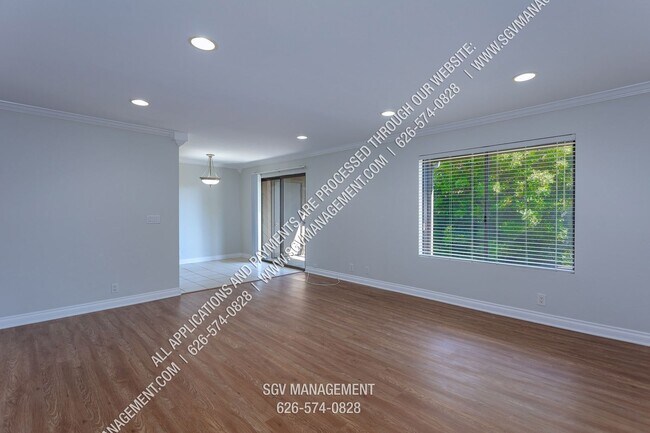 Foto del edificio - Condo with Pool, Washer & Dryer, Hardwood ...