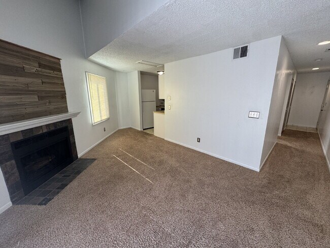 Building Photo - Gorgeous, 1 bedroom apartment with in-unit laundry, a fireplace, river and walking path.