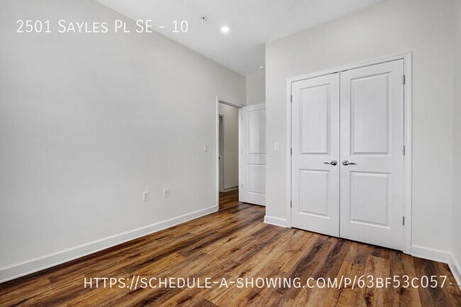 Building Photo - Renovated Condo with Parking included