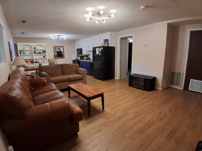 Building Photo - 141 E 700 N