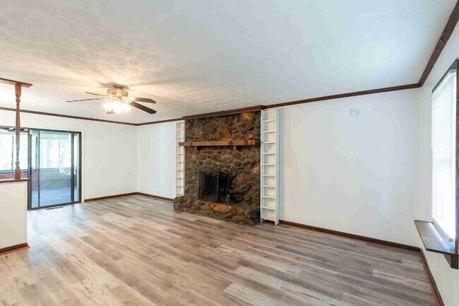 Building Photo - 3850 Apache Ln