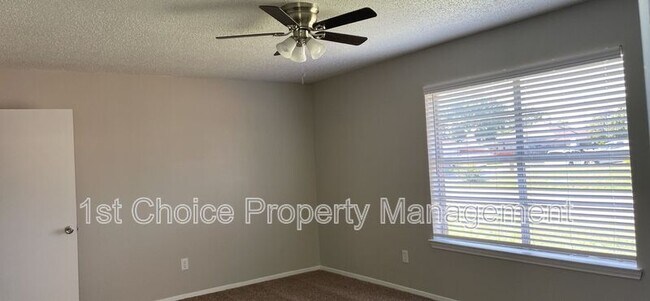 Building Photo - 1000 Meadow Cir N