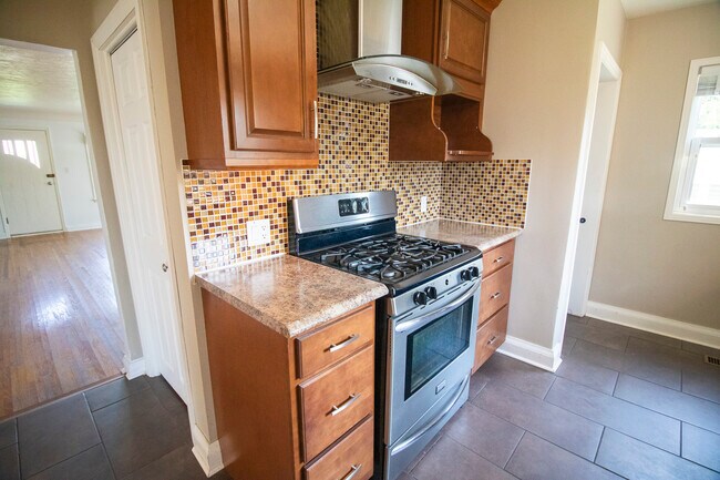 Photo du bâtiment - Cute 2 Bdrm * St Thomas * For Rent * Garage * Yard - AVAILABLE June 1