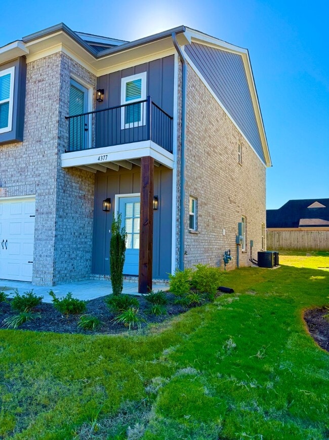 Building Photo - 4370 Parkcrest Dr