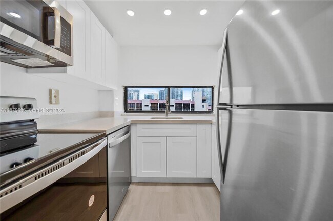 Foto del edificio - 17021 N Bay Rd